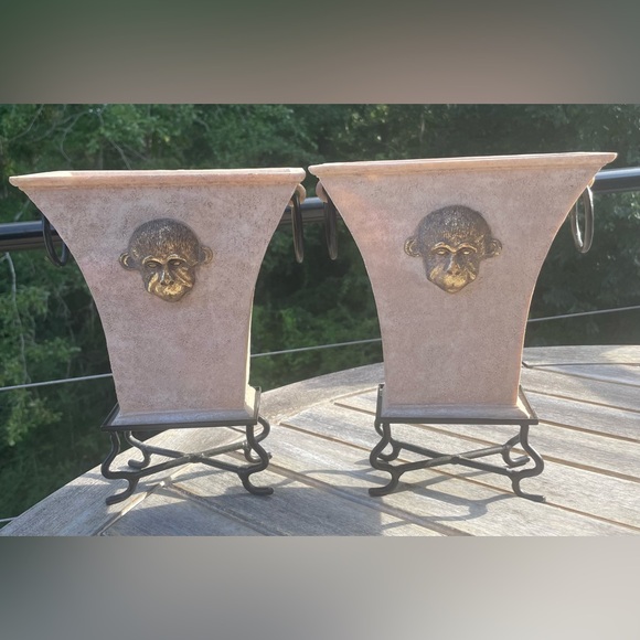 2 Cracked beige pedestal planters with gold gold monkey face - Picture 3 of 9